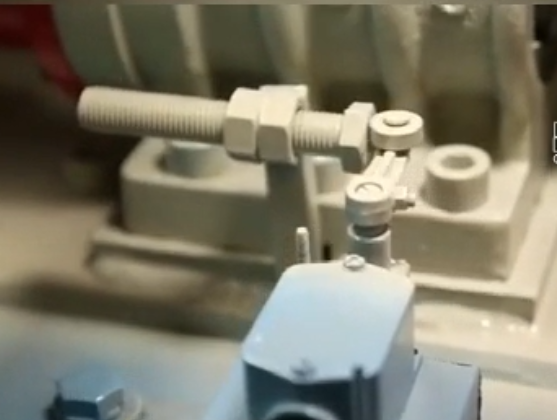 旋切单板去皮机